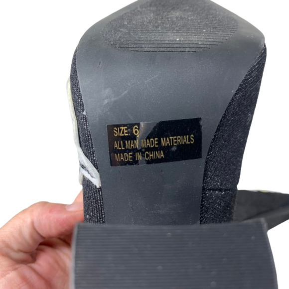 QUPID Black Queen Bee Patch‎ Signal Block Heel Pumps - Picture 12 of 12